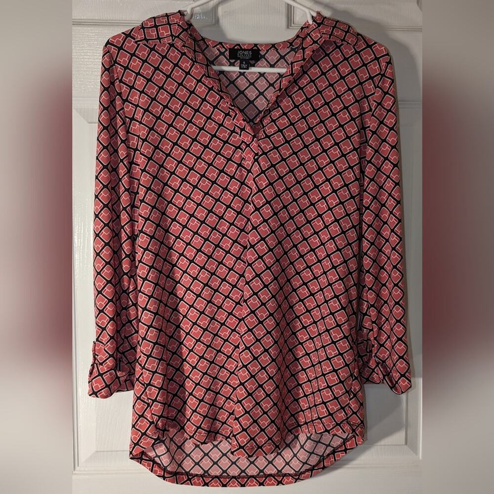 Jones New York patterned v neck blouse Size S